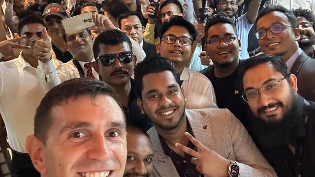 El Dibu Martínez con los fans de Bangladesh.
