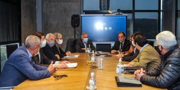 El triunvirato de la CGT Jujuy y otros dirigentes pertenecientes a esa núcleo, en diálogo con el gobernador Morales y sus ministros.
