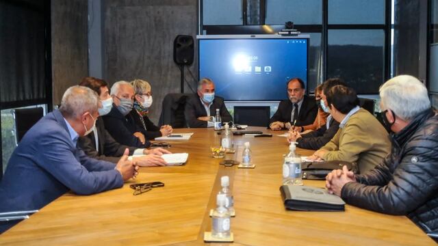 El triunvirato de la CGT Jujuy y otros dirigentes pertenecientes a esa núcleo, en diálogo con el gobernador Morales y sus ministros.
