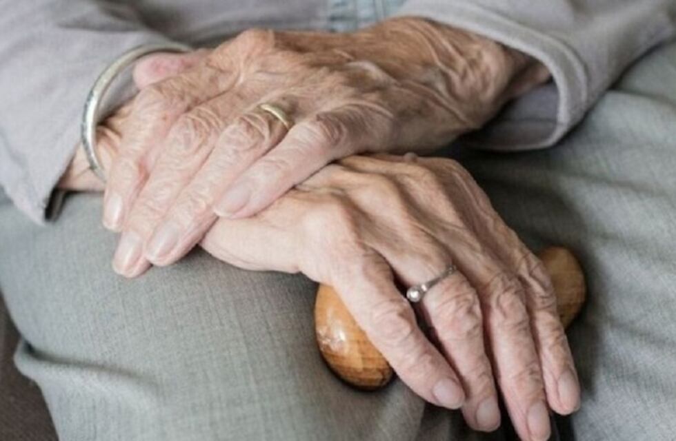 Buscan desesperadamente a la familia de una mujer de 87 años que está internada en un hospital de San Juan