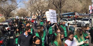 Los judiciales se movilizaron esta mañana y fueron recibidos por funcioarios de la Corte. Gentileza Los Andes
