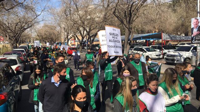 Los judiciales se movilizaron esta mañana y fueron recibidos por funcioarios de la Corte. Gentileza Los Andes