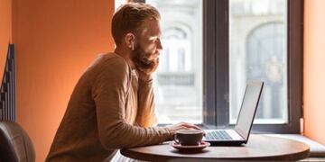 Qué empleo remoto pagan 55.662 dólares al año.