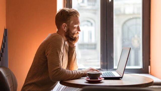 Qué empleo remoto pagan 55.662 dólares al año.