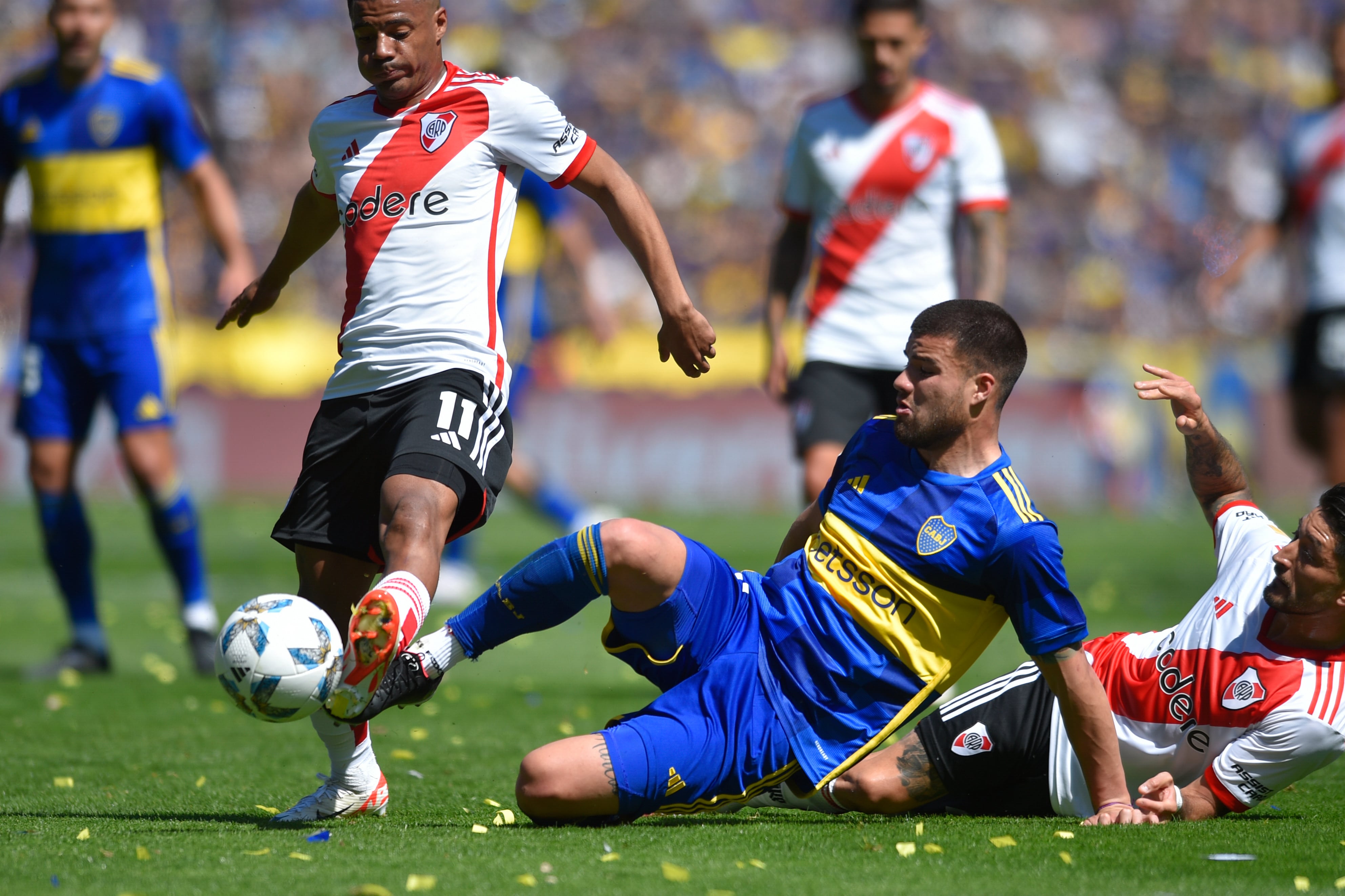 Weigandt (centro) jugando en Boca (AP Foto/Gustavo Garello)