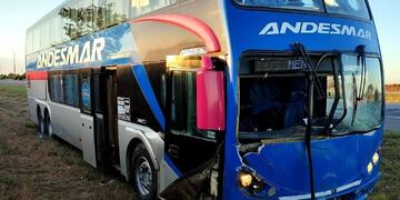 El micro viaja desde Córdoba hacia Mendoza y el siniestro ocurrió a la altura del kilómetro 720 entre Liborio Luna y Fraga, San Luis.