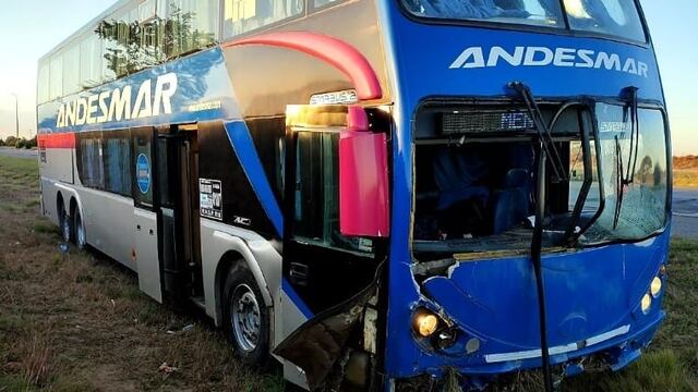 El micro viaja desde Córdoba hacia Mendoza y el siniestro ocurrió a la altura del kilómetro 720 entre Liborio Luna y Fraga, San Luis.