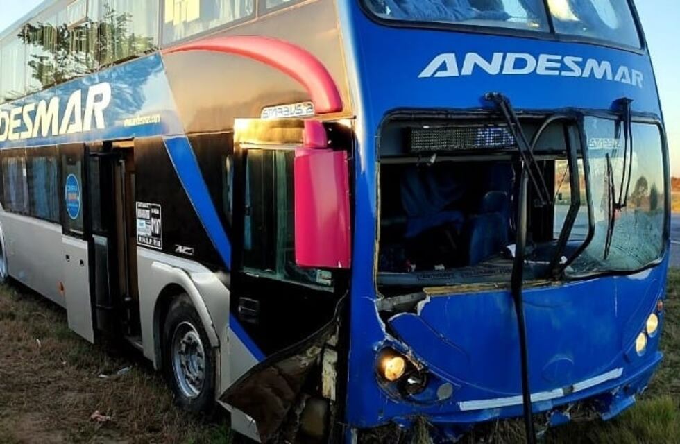 Milagro en la ruta 7: el vuelco de un micro en San Luis que viajaba a Mendoza dejó 9 heridos