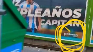 Afiches en Santa Fe por el cumpleaños de Lionel Messi.