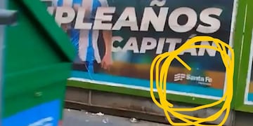 Afiches en Santa Fe por el cumpleaños de Lionel Messi.