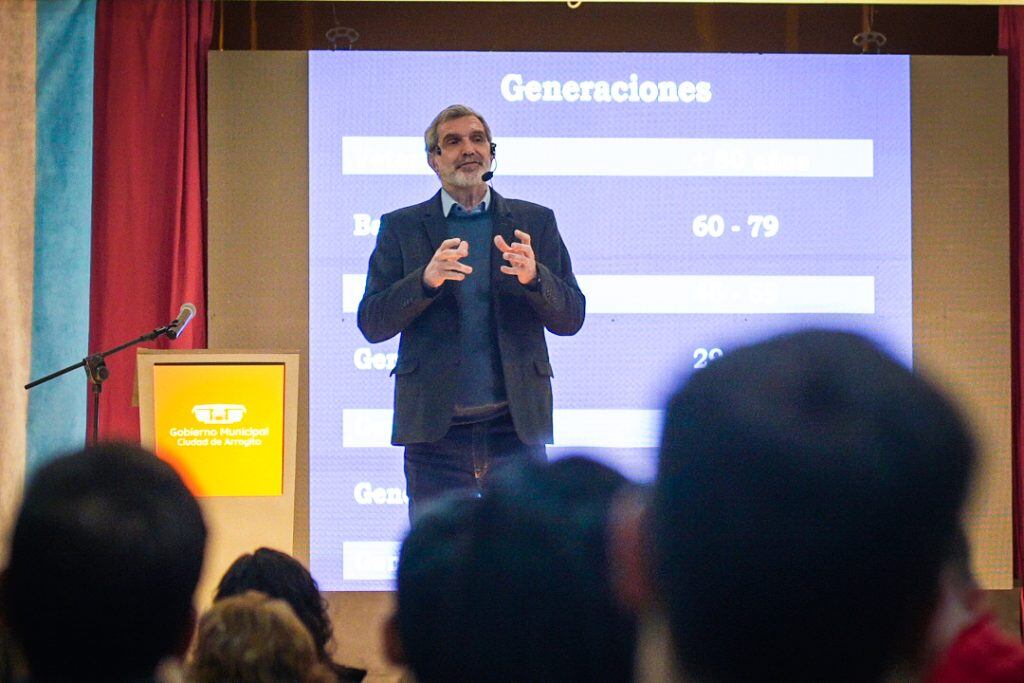 Disertó en Arroyito por el mes de las infancias el Dr. Enrique Orchanski