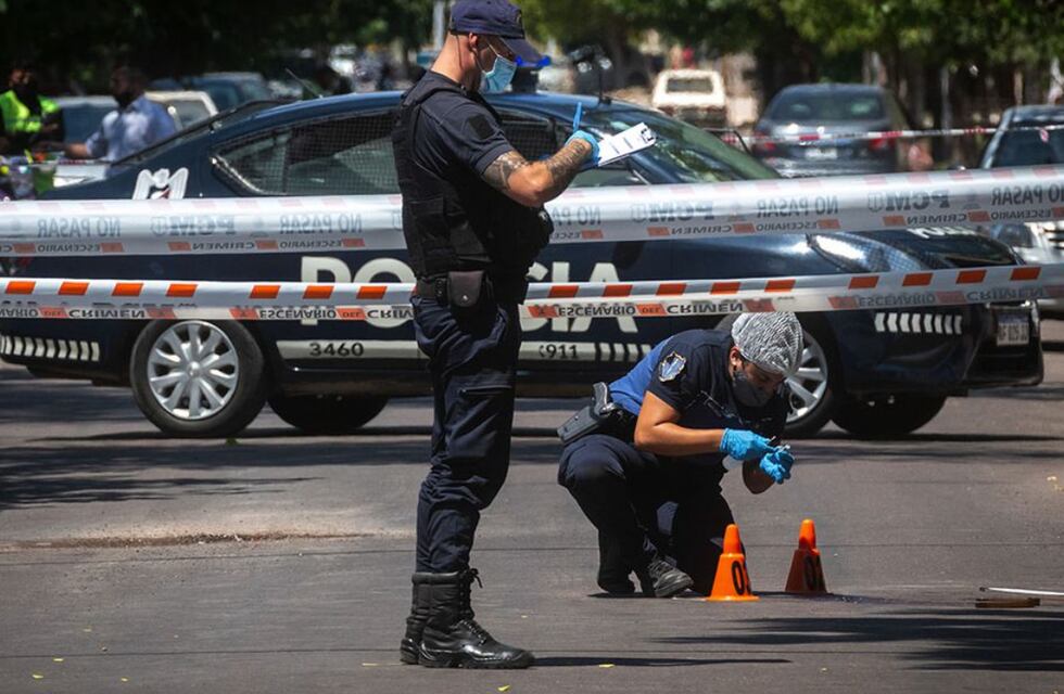 Discutieron en la vereda, sacó un arma y le disparó