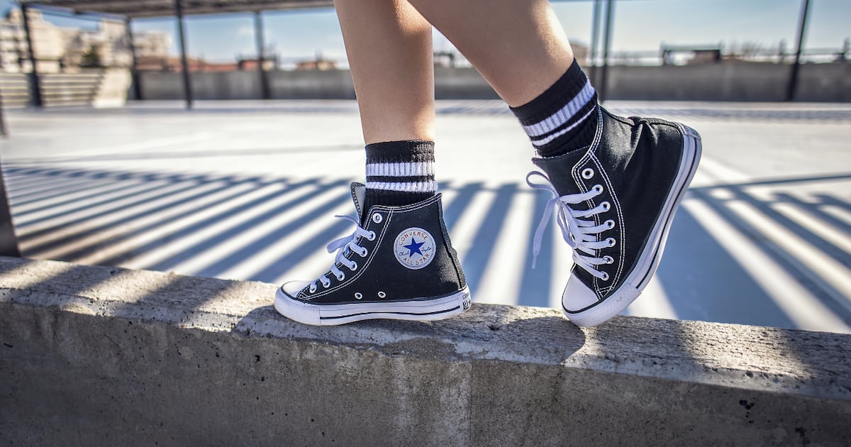 Conviene comprar en Chile esto es lo que valen unas zapatillas Converse