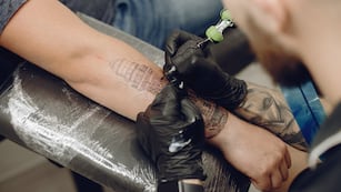 Tatuador realizando un tatuaje
