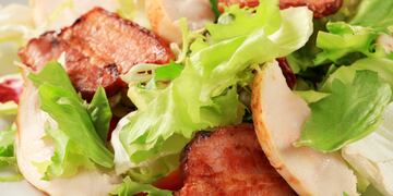 Ensalada de pollo y panceta