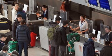 Argentinos haciendo fila para vuelos. EFE/ Matías Campaya