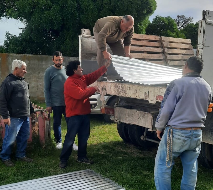 El Municipio entregó chapas para la refacción del techo del SUM de la Escuela Nº 11