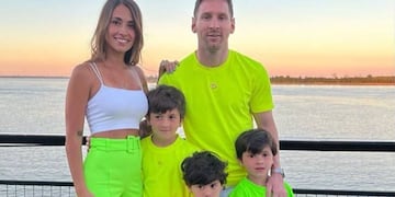 Antonela Roccuzzo y Lionel Messi con sus hijos Thiago, Mateo y Ciro.