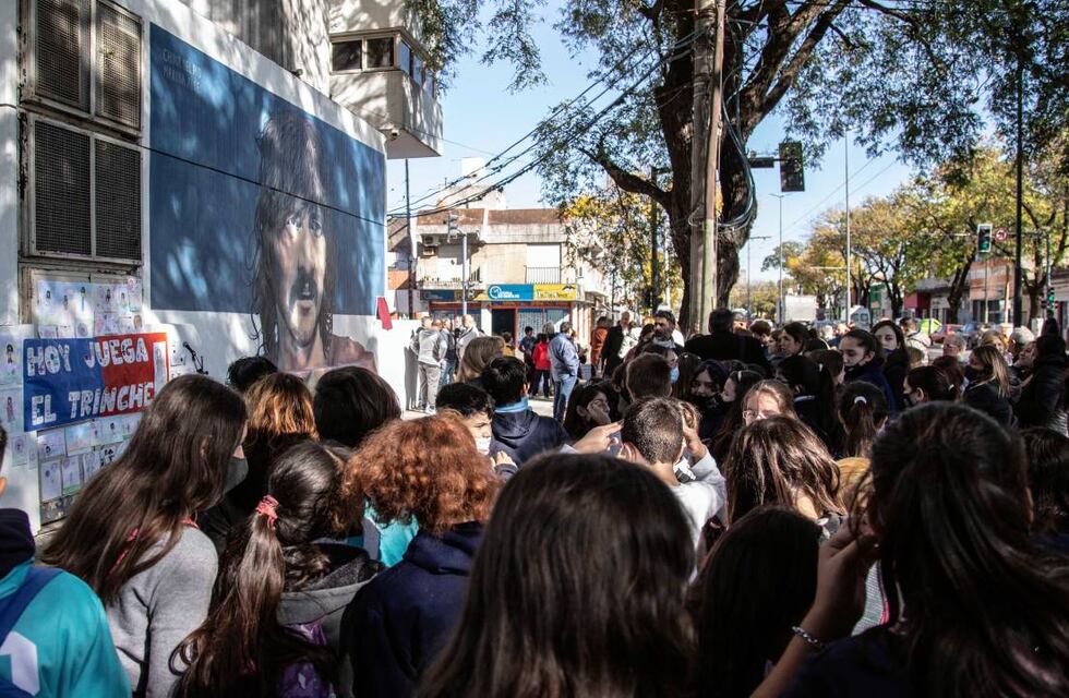 El “Trinche” Carlovich ya tiene su mural homenaje en su histórico barrio rosarino