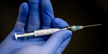 Vacuna. Aztrazeneca explicó que la vacuna prepa el sistema inmunitario para neutralizar el virus SARS-CoV-2. (DPA)