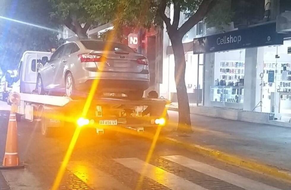 Retuvieron un coche en pleno centro