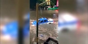 La camioneta de la Policía quedó cubierta por el agua.
