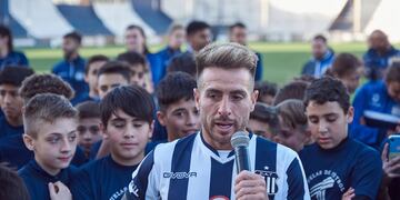 Julio Buffarini y su presentación para el regreso a Talleres en La Boutique de barrio Jardín. (Prensa Talleres)