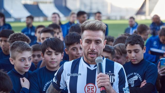 Julio Buffarini y su presentación para el regreso a Talleres en La Boutique de barrio Jardín. (Prensa Talleres)