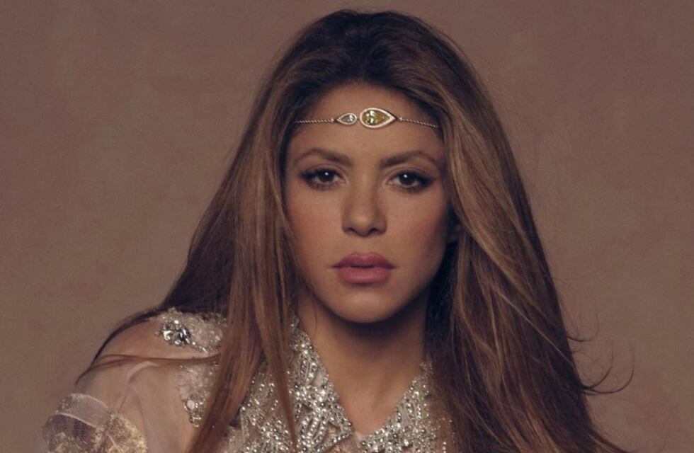 Shakira cautivó con un vestido ajustado al cuerpo y habló del avance de su disco