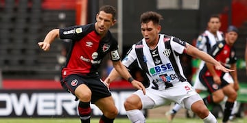 Maxi Rodríguez fue uno de los mejores jugadores rojinegros en el Estadio Marcelo Bielsa. (@canoboficial)