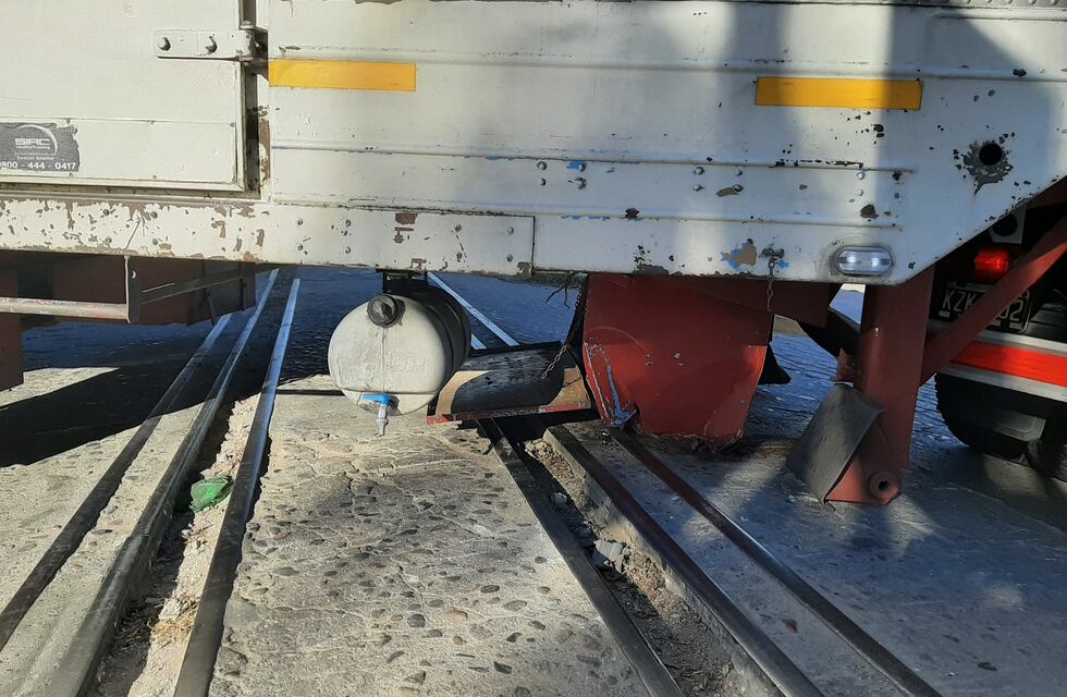 Atascado en el cruce: un camión de gran porte quedó sobre las vías de La Falda