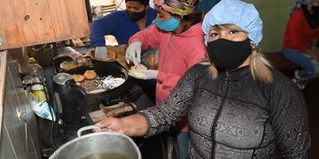 Luego de meses de lucha, los trabajadores de merenderos y comedores comunitarios son considerados personal esencial.