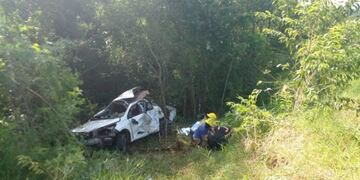 Siniestro fatal en El Soberbio: dos personas fallecieron tras despistar y caer por un barranco.