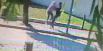 La golpiza de un delincuente a una mujer cuando intentaba robarle.