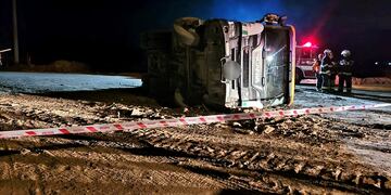 Accidente trágico en Autovía Punilla Murió un joven de 23 años al volcar su camión Scania.