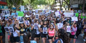 18 de diciembre de 2020
Multitudinario pedido de justicia por Florencia Romano en las calles del centro de Mendoza.
La marcha por justicia para Florencia terminó con fuego y destrozos
por un grupo violento que apedreó vidrios e incendió oficinas de la Casa de Gobierno y la Legislatura.
