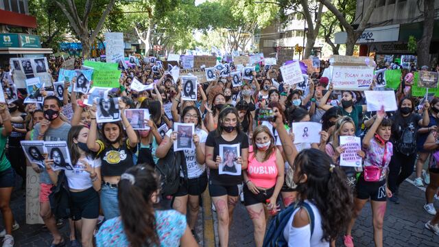 18 de diciembre de 2020
Multitudinario pedido de justicia por Florencia Romano en las calles del centro de Mendoza.
La marcha por justicia para Florencia terminó con fuego y destrozos
por un grupo violento que apedreó vidrios e incendió oficinas de la Casa de Gobierno y la Legislatura.