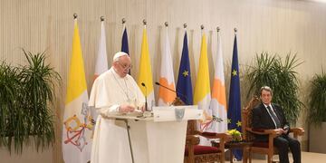 El papa Francisco recalcó la importancia de cuidar a las democracias de los populismos y los imperios. Foto DPA/La Voz.