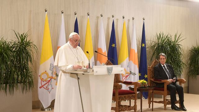 El papa Francisco recalcó la importancia de cuidar a las democracias de los populismos y los imperios. Foto DPA/La Voz.