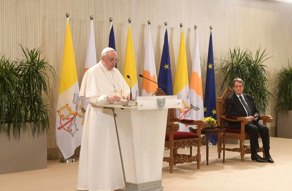 El Papa Francisco recomendó que los gobiernos defiendan la democracia ante el riesgo de los populismos