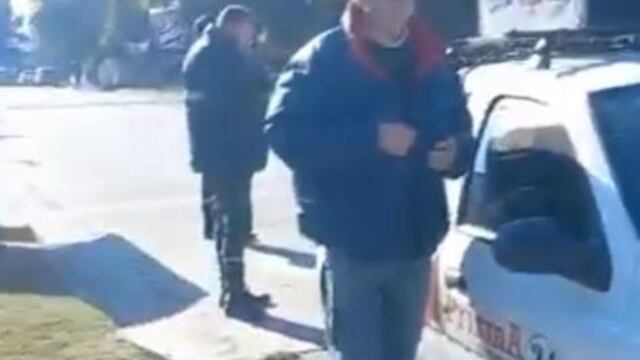 Inspectores intentando realizar su trabajo