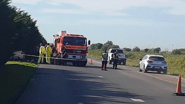 Los bomberos realizaron un operativo sobre la mano que va hacia el sur para asistir a quienes estaban dentro del vehículo. (Pregón)
