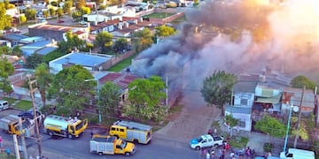 Incendio en depósito de leña en Concordia.
