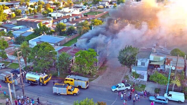 Incendio en depósito de leña en Concordia.