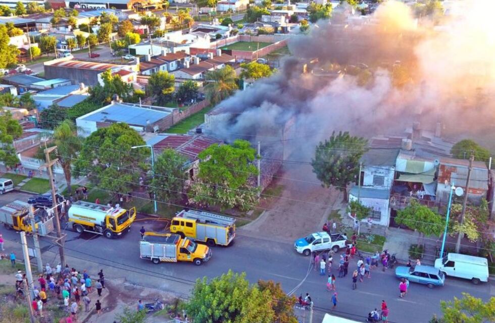 Feroz incendio en un depósito de leña de Concordia