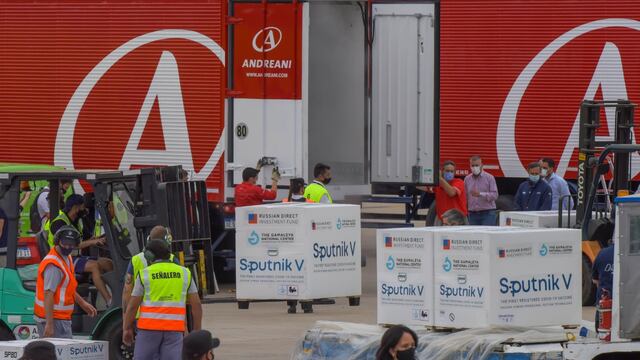 Llegó al país el tercer vuelo desde Moscú, con 220.000 vacunas Sputnik V.
