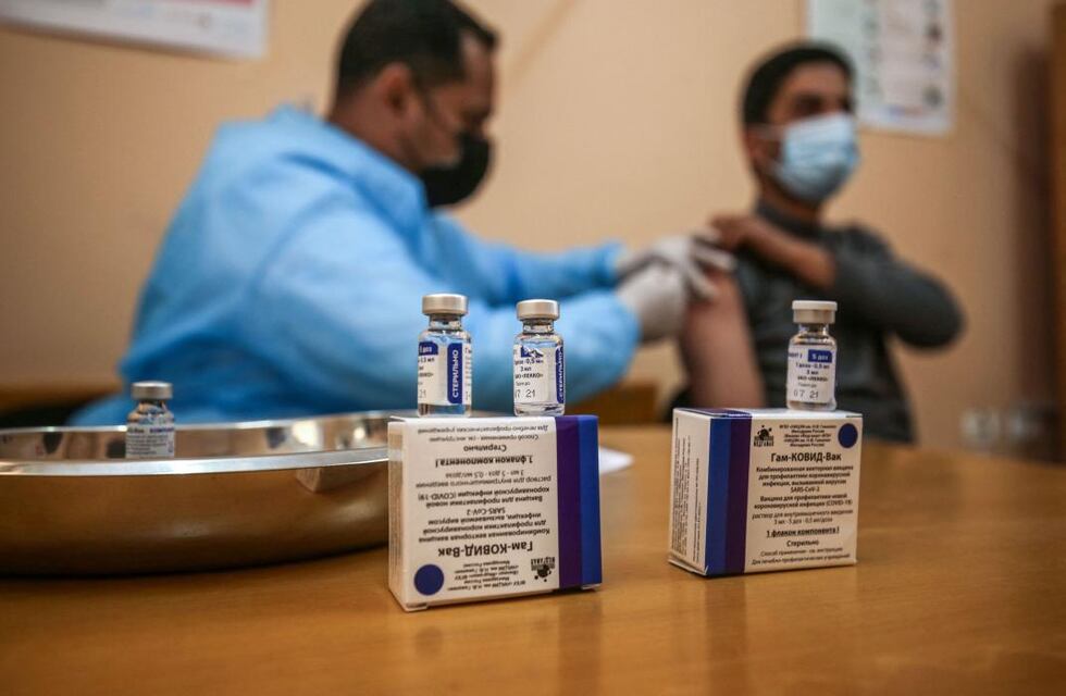 Aseguran que una dosis de la Sputnik reduce a la mitad la infección por coronavirus