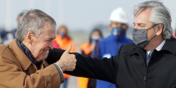 Juan Schiaretti y su saludo al presidente Alberto Fernández, en un acto en la Fábrica Argentina de Aviones, este invierno.