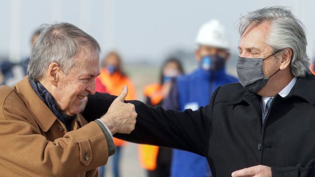 Juan Schiaretti y su saludo al presidente Alberto Fernández, en un acto en la Fábrica Argentina de Aviones, este invierno.
