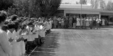 Foto del Archivo General de Mendoza.
02 de Abril 1982. Acto en la escuela 
Foto: Orlando Pelichotti / Los Andes